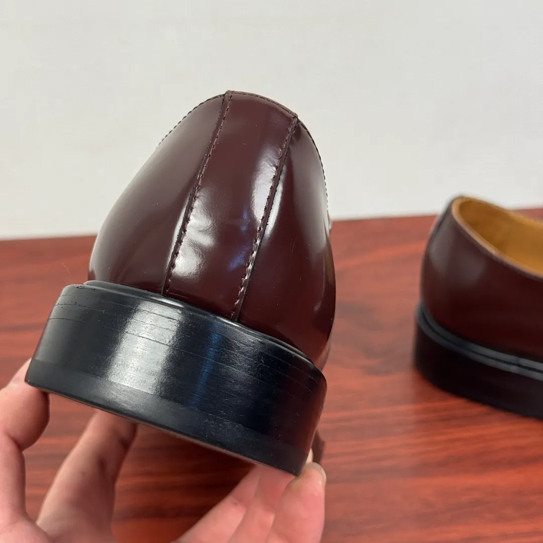 Batch 980 Gucci/Gucci new autumn men's lace-up derby shoes! Crafted from smooth, glossy cow leather, these lace-up shoes have an elegant and sophisticated silhouette that reflects the brand's classic elegance. European style last type Precisely cut upper from a whole piece of leather High-quality leather material with full texture Excellent gloss Excellent toughness, classic red and green webbing decoration Layered splicing design style, loose sneakers Native dyed calfskin lining Uniform and fine perforations, soft and comfortable Thickened leather outsole, composite rubber sole at the heel, excellent foot comfort, wear-resistant and non-slip, the first choice for light luxury, versatile for the foot, comes with a full set of packaging! Size: 39-40-41-42-43-44 leather shoe size (can be customized to 38.45.46) Item number: 812142 Burgundy